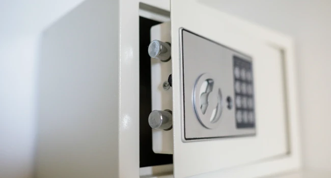 coffre-fort électronique moderne installé dans une chambre d'hôtel pour sécuriser les biens des clients