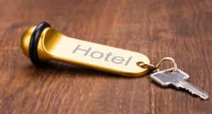 choix porte clé hôtel professionnel résistant avec plaque numérotée et anneau métallique