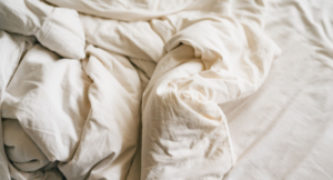 Couette hôtel blanche moelleuse sur un lit soigneusement fait en chambre professionnelle