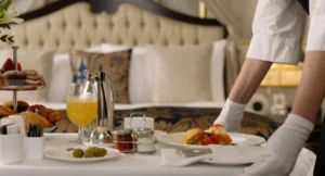 plateau de courtoisie hôtel soigneusement composé avec thé, café et biscuits artisanaux