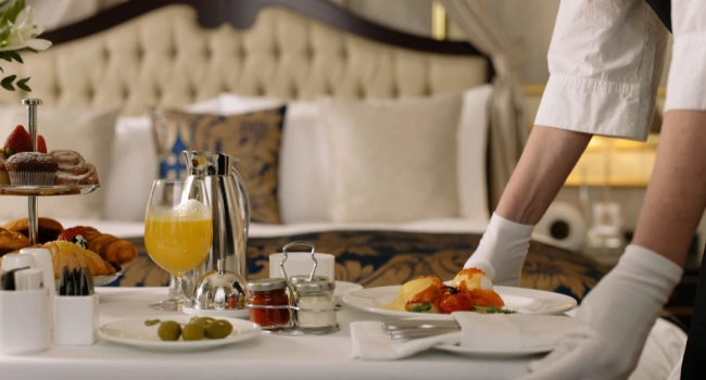 plateau de courtoisie hôtel soigneusement composé avec thé, café et biscuits artisanaux