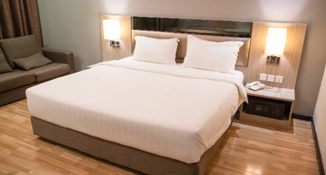 matelas hôtelier haut de gamme sur sommier professionnel avec linge blanc immaculé
