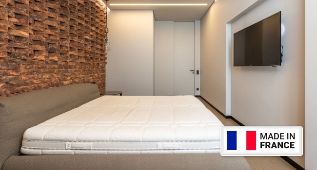 Literie hôtel fabriquée en France, matelas et sommier de fabrication française dans une chambre d'hôtel
