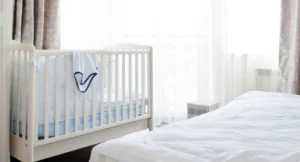 lit bébé hôtel aux normes de sécurité installé dans chambre d'établissement professionnel