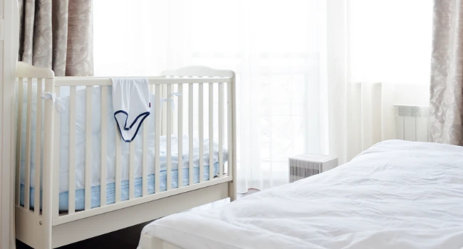 lit bébé hôtel aux normes de sécurité installé dans chambre d'établissement professionnel