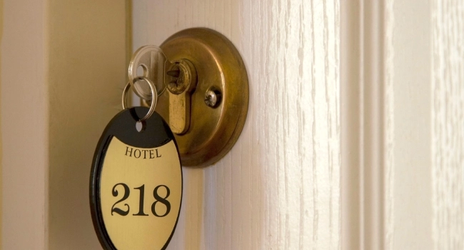 Guide des porte-clés hôtel : différents matériaux et formats disposés sur un comptoir de réception