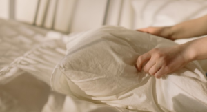 Oreillers hôtels disposés sur un lit avec finition soignée en établissement hôtelier