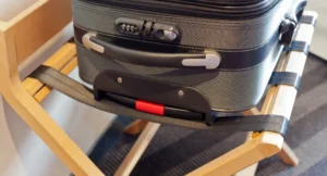 porte-bagage hôtel positionné dans une chambre moderne pour optimiser l'espace client
