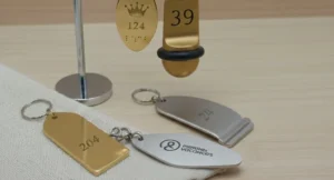 porte clés personnalisés hôtel avec logo d'établissement haut de gamme sur comptoir de réception