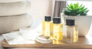 Gamme de produits d'accueil hôtel disposée sur un plateau dans une salle de bain