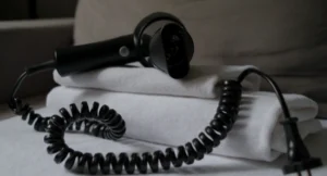 sèche-cheveux professionnel fixé au mur dans une salle de bain d'hôtel