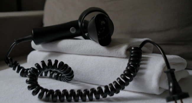 sèche-cheveux professionnel fixé au mur dans une salle de bain d'hôtel