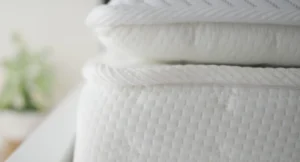 surmatelas hôtel blanc posé sur matelas dans chambre d'établissement professionnel