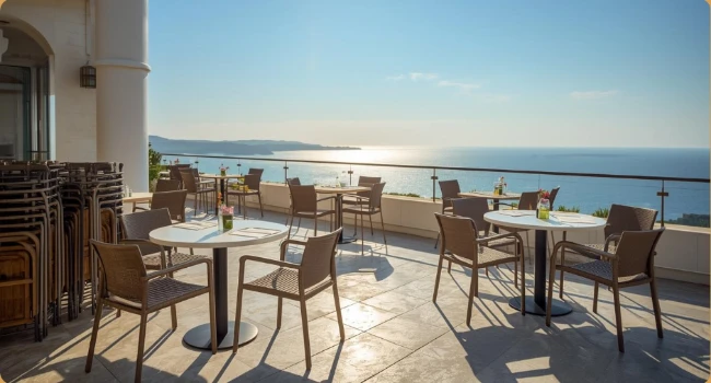 Chaises pour terrasse empilables et pliantes disposées sur une terrasse d'hôtel moderne