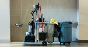 chariot femme de chambre hôtel en couloir avec linge et produits d'entretien