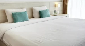 Comparaison visuelle de draps et linge hôtel en coton, percale, satin et polycoton