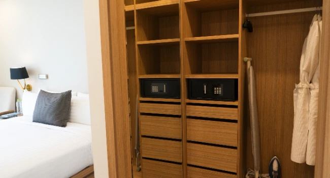 équipement chambre hôtel moderne avec literie professionnelle et mobilier adapté