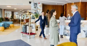 Mobilier accueil hôtel avec banque de réception et fauteuils dans un hall d'entrée