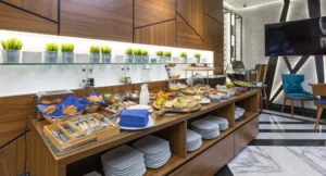Aménagement d'un buffet petit déjeuner hôtel avec équipements de service professionnels