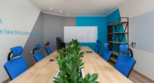 Salle de réunion modulable dans un hôtel avec cloisons amovibles et mobilier professionnel