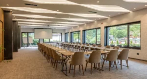 salle de réunion modulable équipée de mobilier professionnel pour hôtel