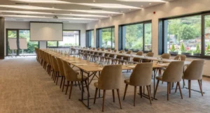 salle de séminaire hôtel équipée avec mobilier professionnel moderne et ergonomique