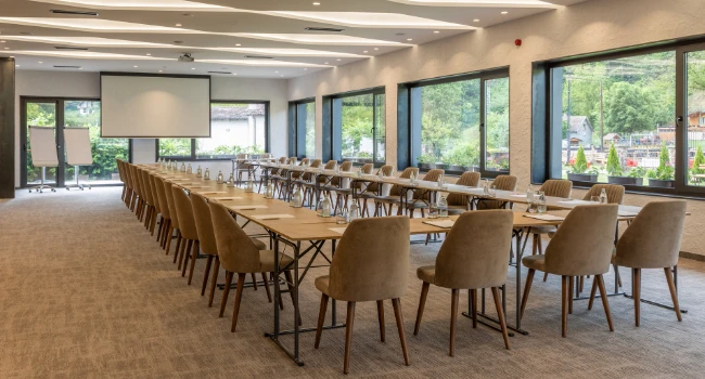 salle de séminaire hôtel équipée avec mobilier professionnel moderne et ergonomique