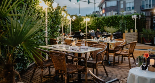 Aménagement de terrasse hôtel avec mobilier professionnel CHR en extérieur