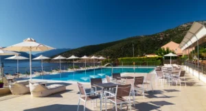 Terrasse d'hôtel moderne avec mobilier professionnel adapté à la restauration CHR