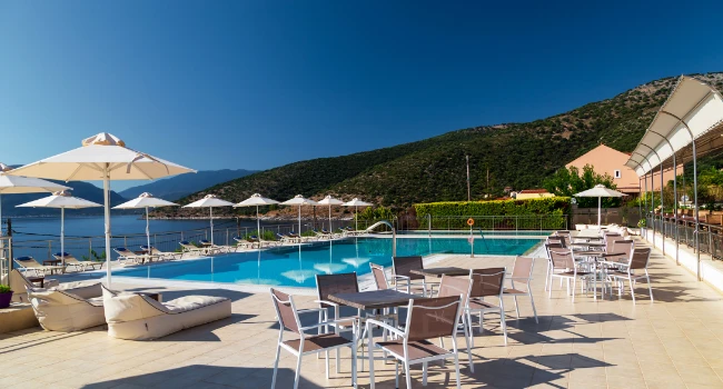 Terrasse d'hôtel moderne avec mobilier professionnel adapté à la restauration CHR