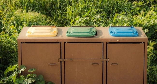 Meuble de tri sélectif restauration collective avec compartiments colorés pour le tri des déchets